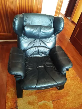 Sillón de Piel Negro y Madera. Recoger