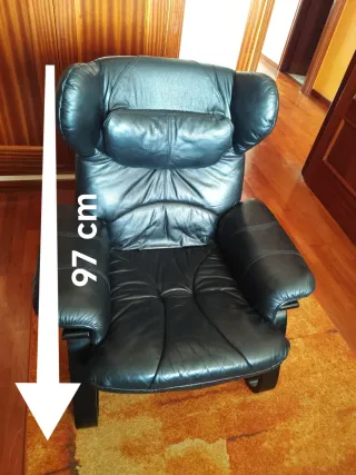 Sillón de Piel Negro y Madera. Recoger