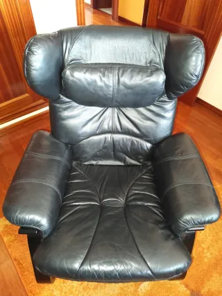 Sillón de Piel Negro y Madera. Recoger
