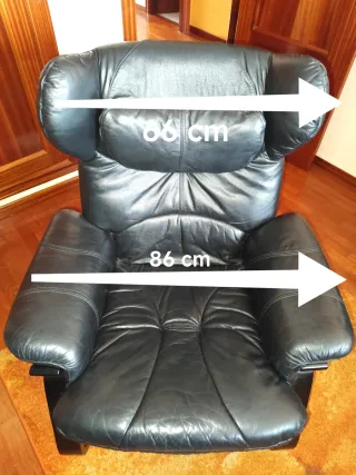 Sillón de Piel Negro y Madera. Recoger