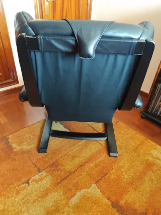 Sillón de Piel Negro y Madera. Recoger