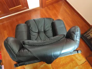 Sillón de Piel Negro y Madera. Recoger