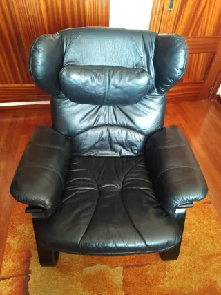 Sillón de Piel Negro y Madera. Recoger
