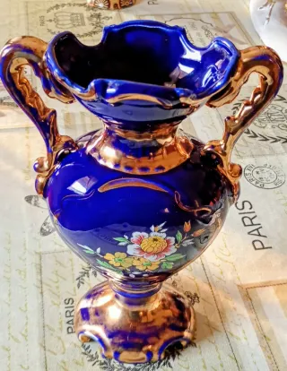 Vaso in ceramica blu cobalto con dettagli dorati