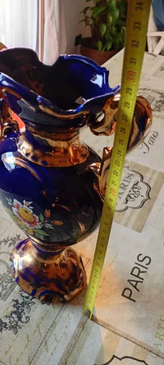 Vaso in ceramica blu cobalto con dettagli dorati