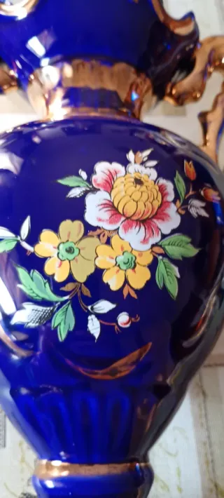 Vaso in ceramica blu cobalto con dettagli dorati