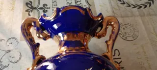 Vaso in ceramica blu cobalto con dettagli dorati