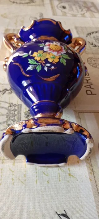 Vaso in ceramica blu cobalto con dettagli dorati