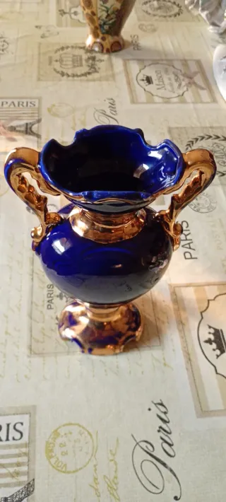 Vaso in ceramica blu cobalto con dettagli dorati