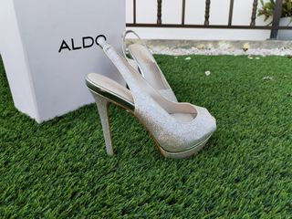 Sapatos de festa prateados com brilhantes