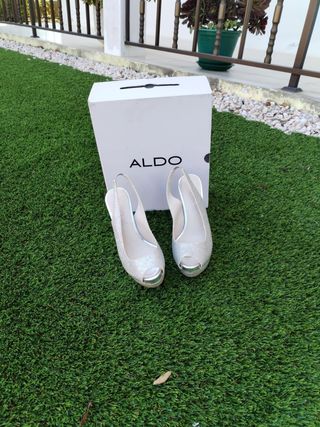 Sapatos de festa prateados com brilhantes