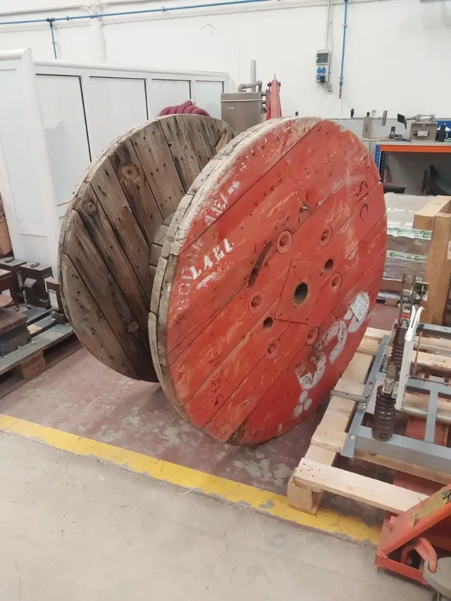 Bobina de cable eléctrico de madera