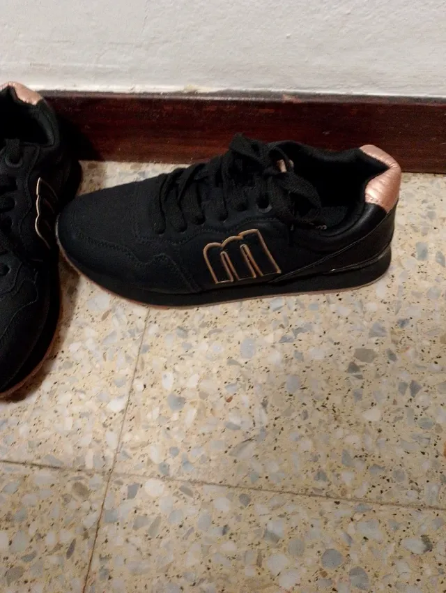 Zapatillas Mustang mujer T.37 negras y doradas