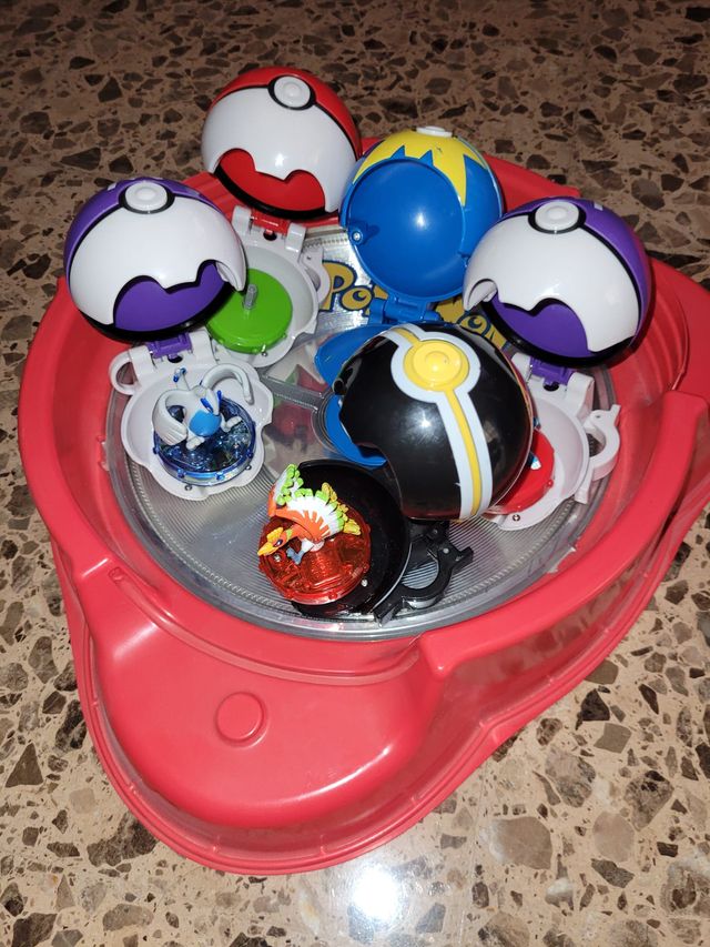 Arena Combate + 5 Poké Ball + 4 Pokémon