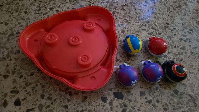 Arena Combate + 5 Poké Ball + 4 Pokémon