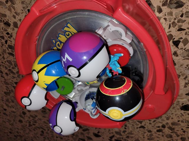 Arena Combate + 5 Poké Ball + 4 Pokémon