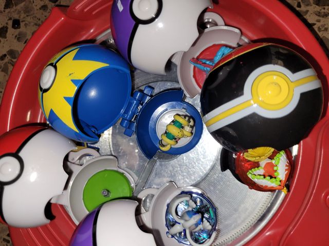 Arena Combate + 5 Poké Ball + 4 Pokémon