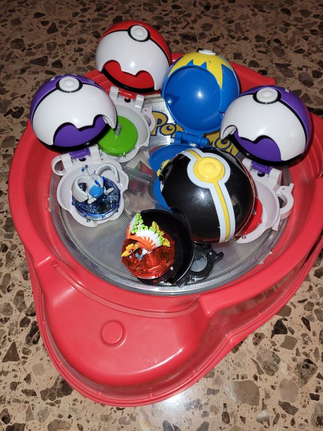 Arena Combate + 5 Poké Ball + 4 Pokémon