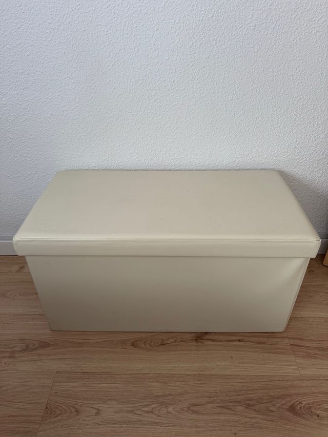 Baúl de piel sintética beige