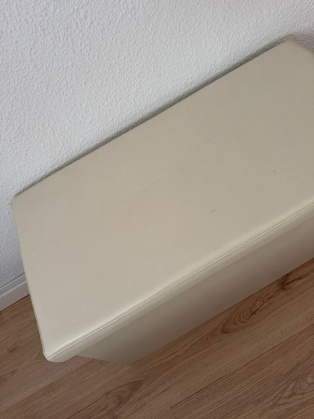 Baúl de piel sintética beige