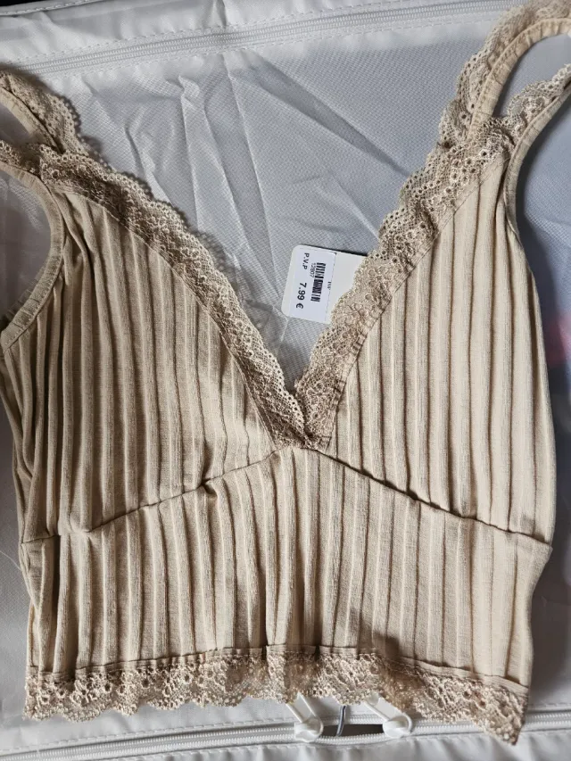 Top lencero beige con encaje talla S