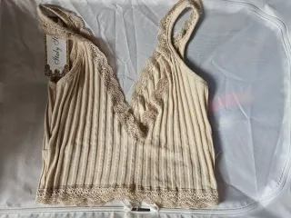 Top lencero beige con encaje talla S