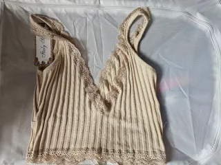 Top lencero beige con encaje talla S