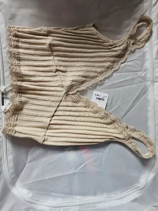 Top lencero beige con encaje talla S