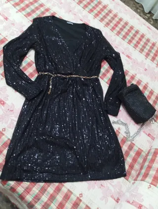 Vestido negro lentejuelas.