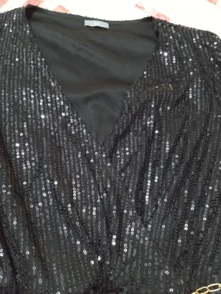 Vestido negro lentejuelas.