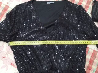 Vestido negro lentejuelas.