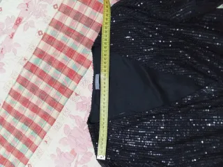 Vestido negro lentejuelas.