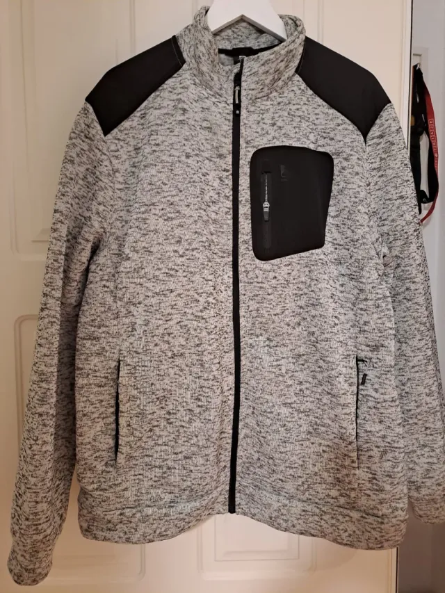 Chaqueta polar gris y negra