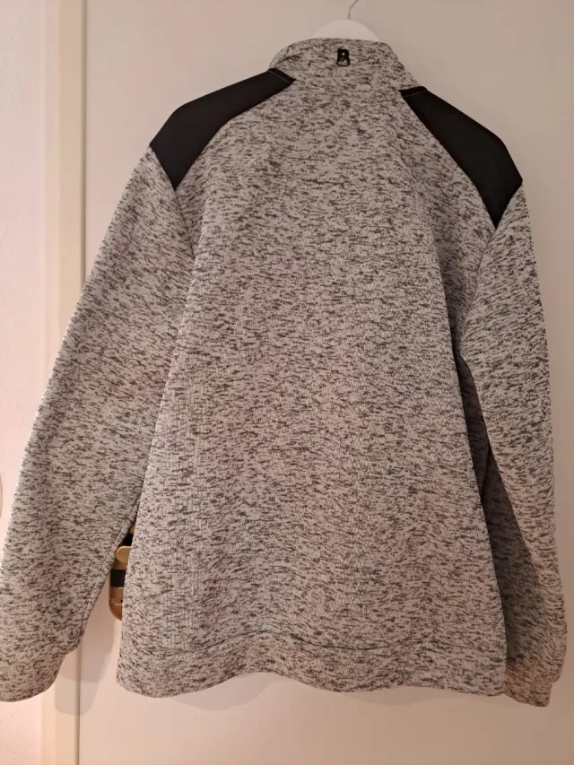 Chaqueta polar gris y negra