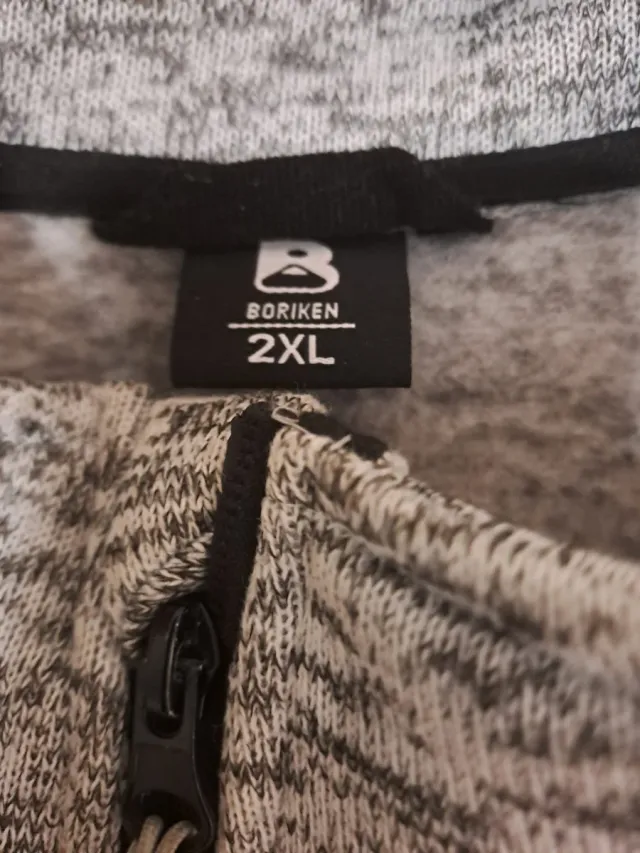 Chaqueta polar gris y negra