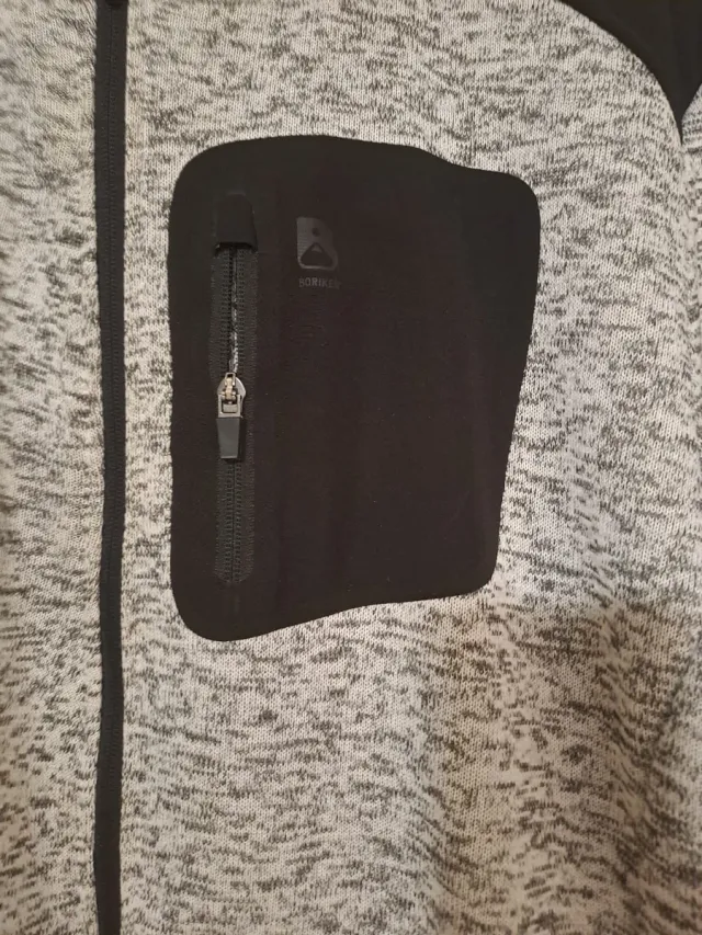 Chaqueta polar gris y negra