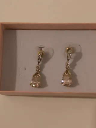 Pendientes dorados con piedras