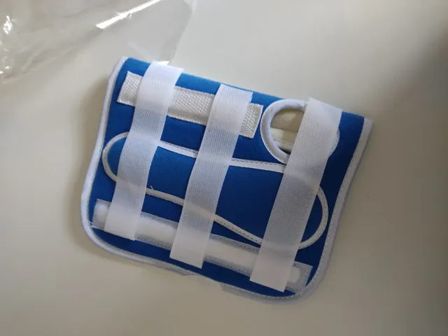 Muñequera azul con velcros