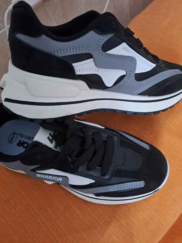 Zapatillas Warrior negras y grises