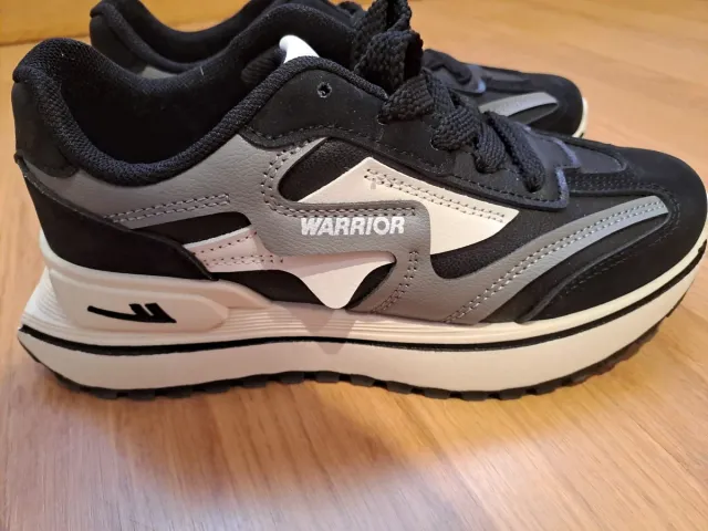 Zapatillas Warrior negras y grises