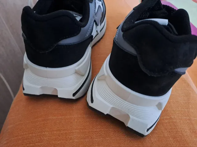 Zapatillas Warrior negras y grises