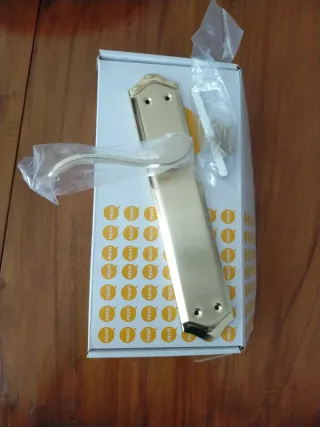 Picaporte dorado para puerta