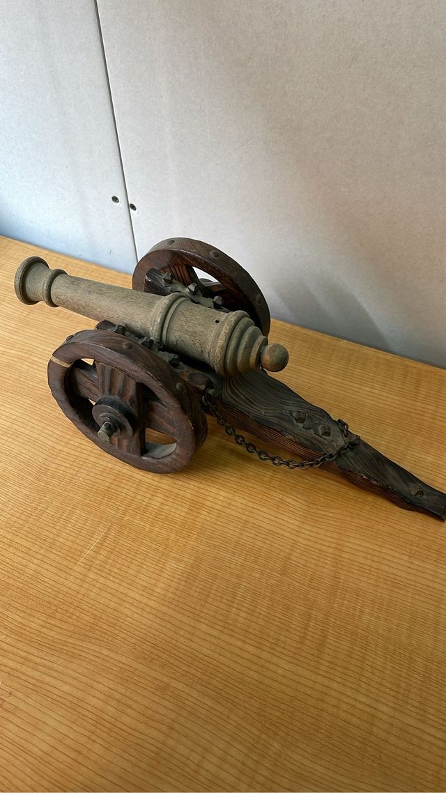 Cañón artesanal de madera decorativo