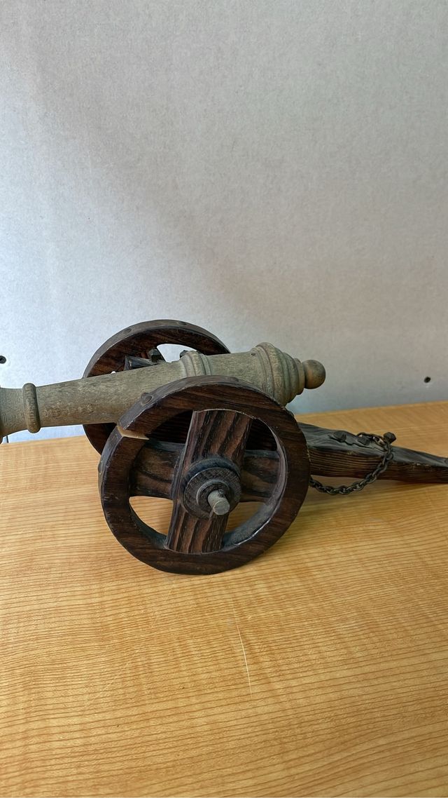 Cañón artesanal de madera decorativo