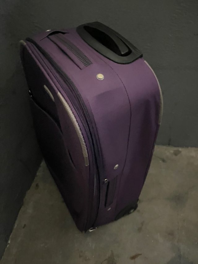 Maleta de viaje morada