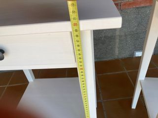 Mesita de noche blanca de madera