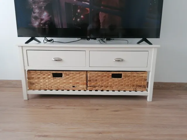 Mueble TV blanco con cestas de mimbre