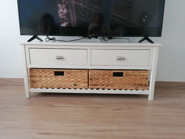 Mueble TV blanco con cestas de mimbre