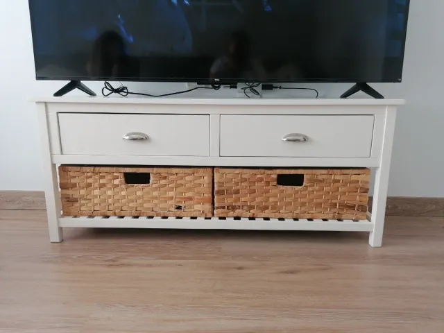 Mueble TV blanco con cestas de mimbre