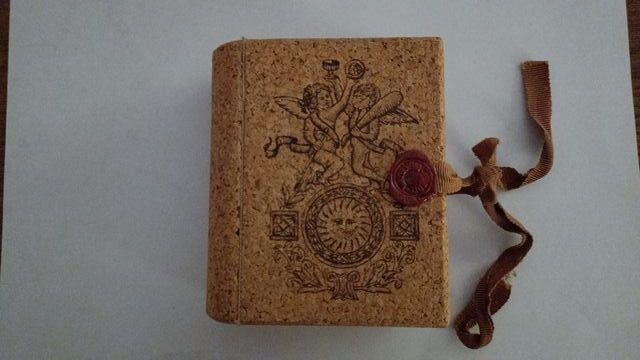 Caja de corcho vintage para cartas